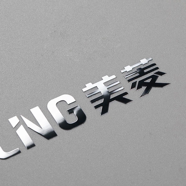 Adesivos de metal personalizáveis ​​com logotipo resistente ao calor brilhante de níquel