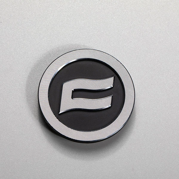 Etiquetas de metal com logotipo