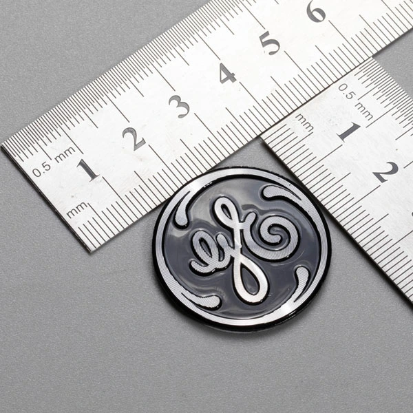 Destaque o logotipo de alumínio