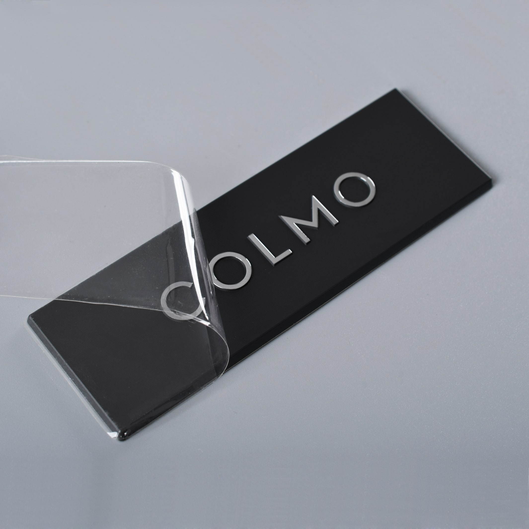 Logotipo de alumínio autoadesivo com corte de diamante