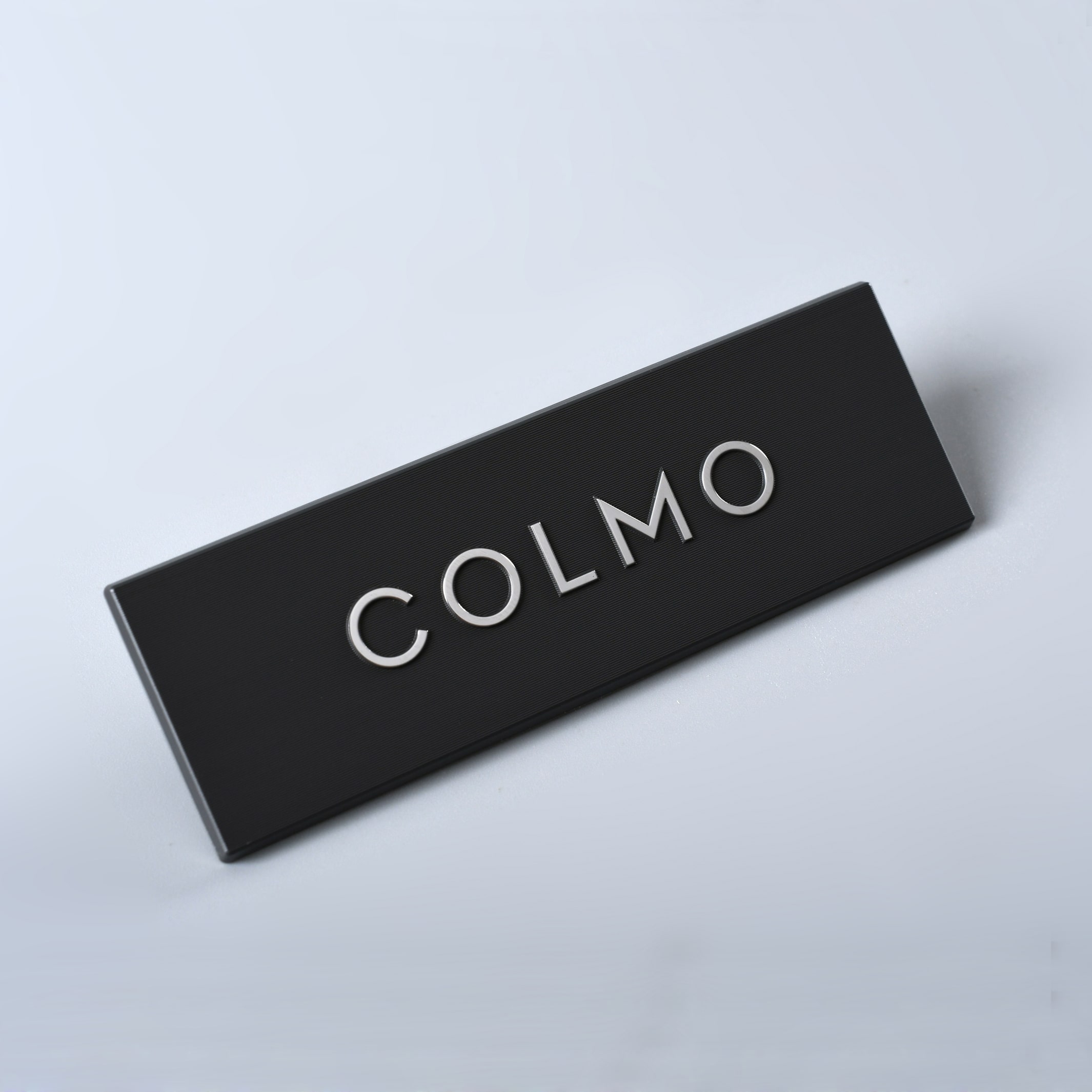 Logotipo de alumínio autoadesivo com corte de diamante