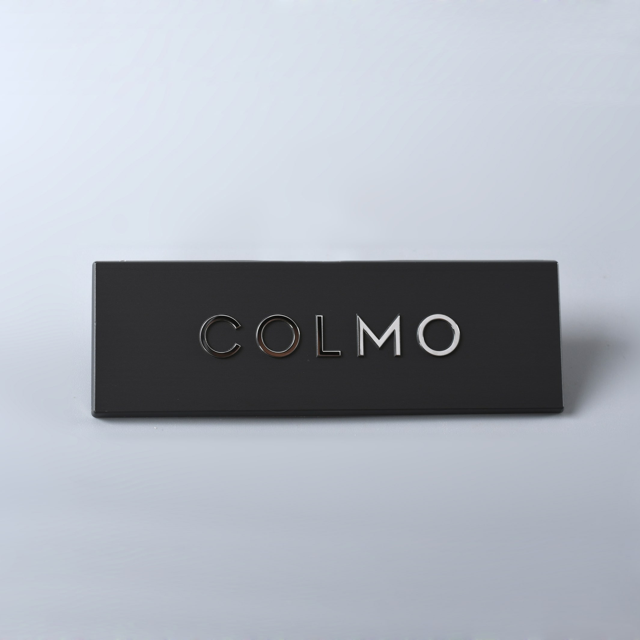 Logotipo de alumínio autoadesivo com corte de diamante
