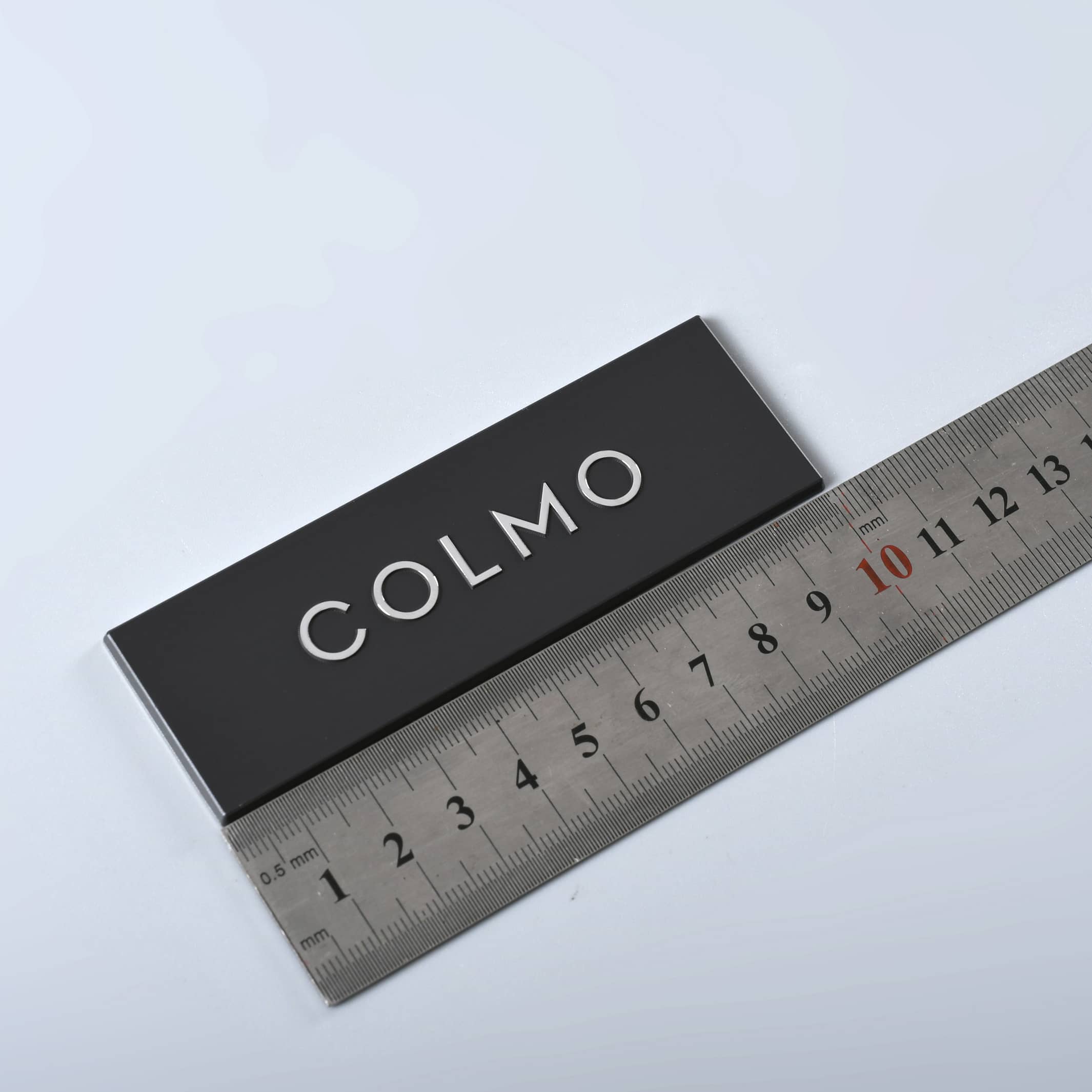 Logotipo de alumínio autoadesivo com corte de diamante