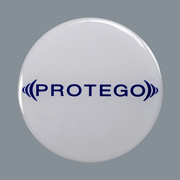 Como o adesivo de resina epóxi melhora a marca e a proteção do produto?