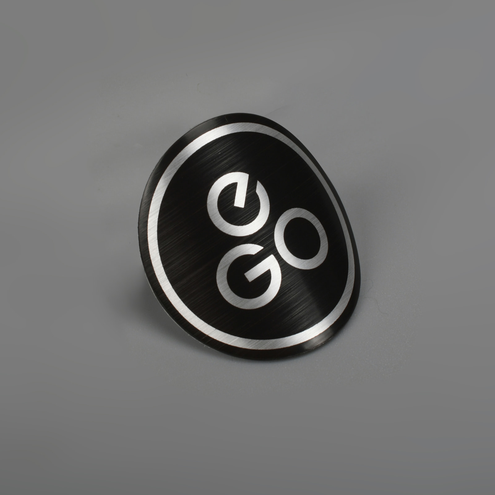Placa de logotipo de metal com destaque em relevo