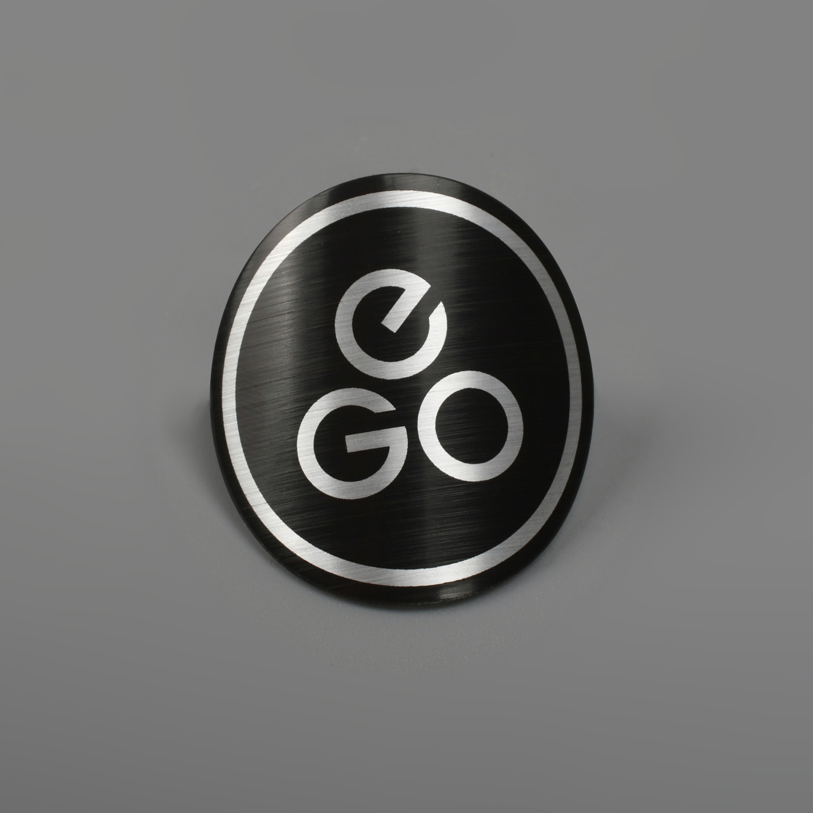 Placa de logotipo de metal com destaque em relevo