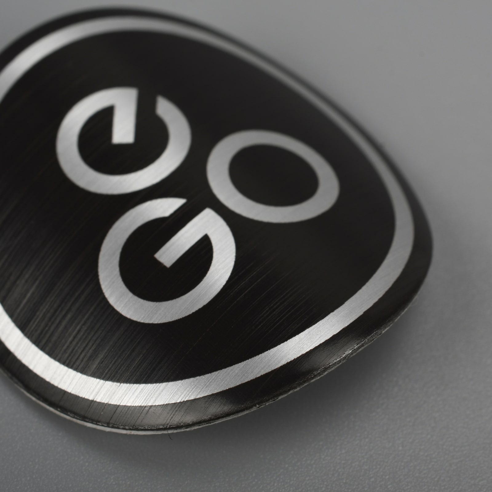 Placa de logotipo de metal com destaque em relevo