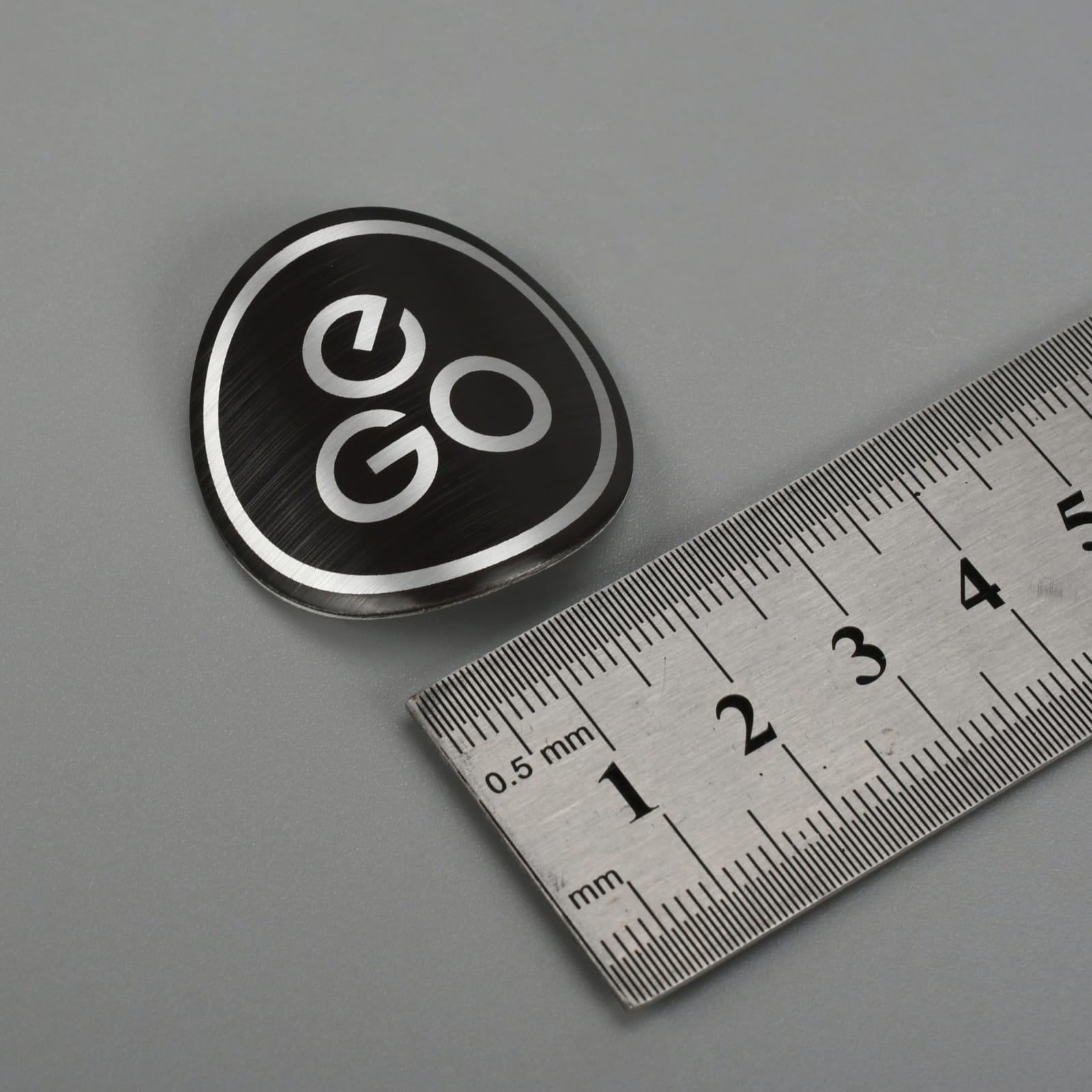 Placa de logotipo de metal com destaque em relevo