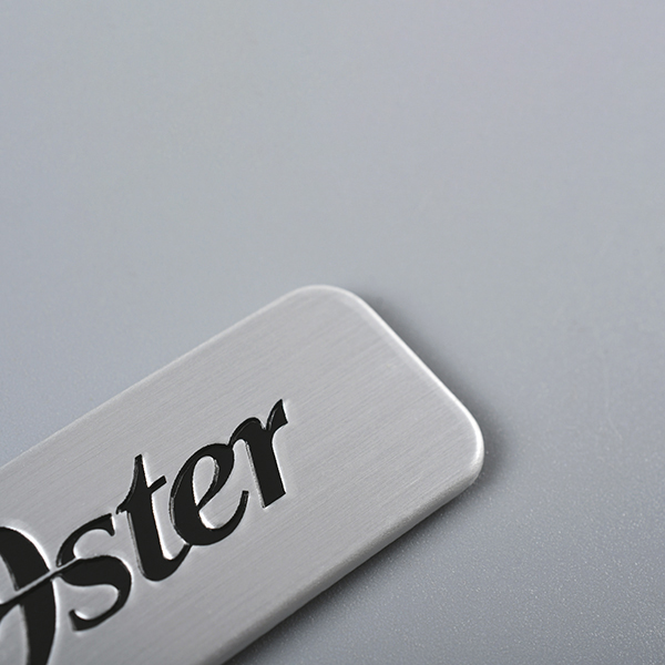 Tags de metal com logotipo gravado