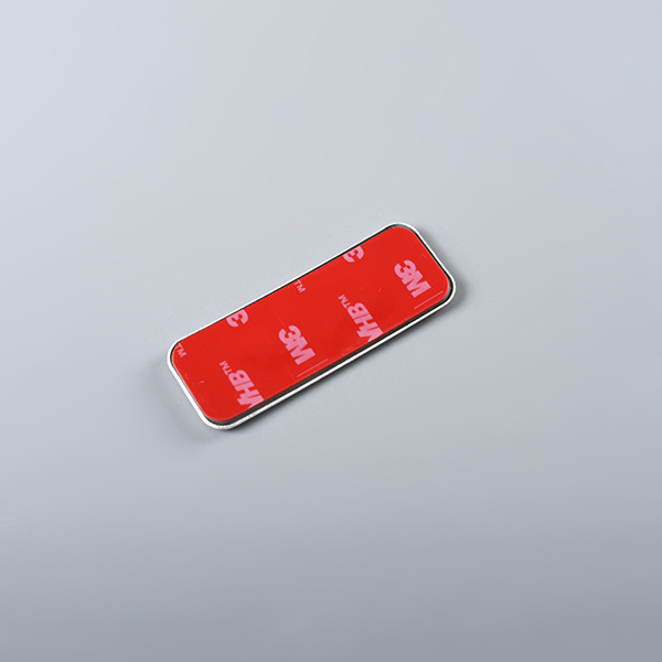 Tags de metal com logotipo gravado