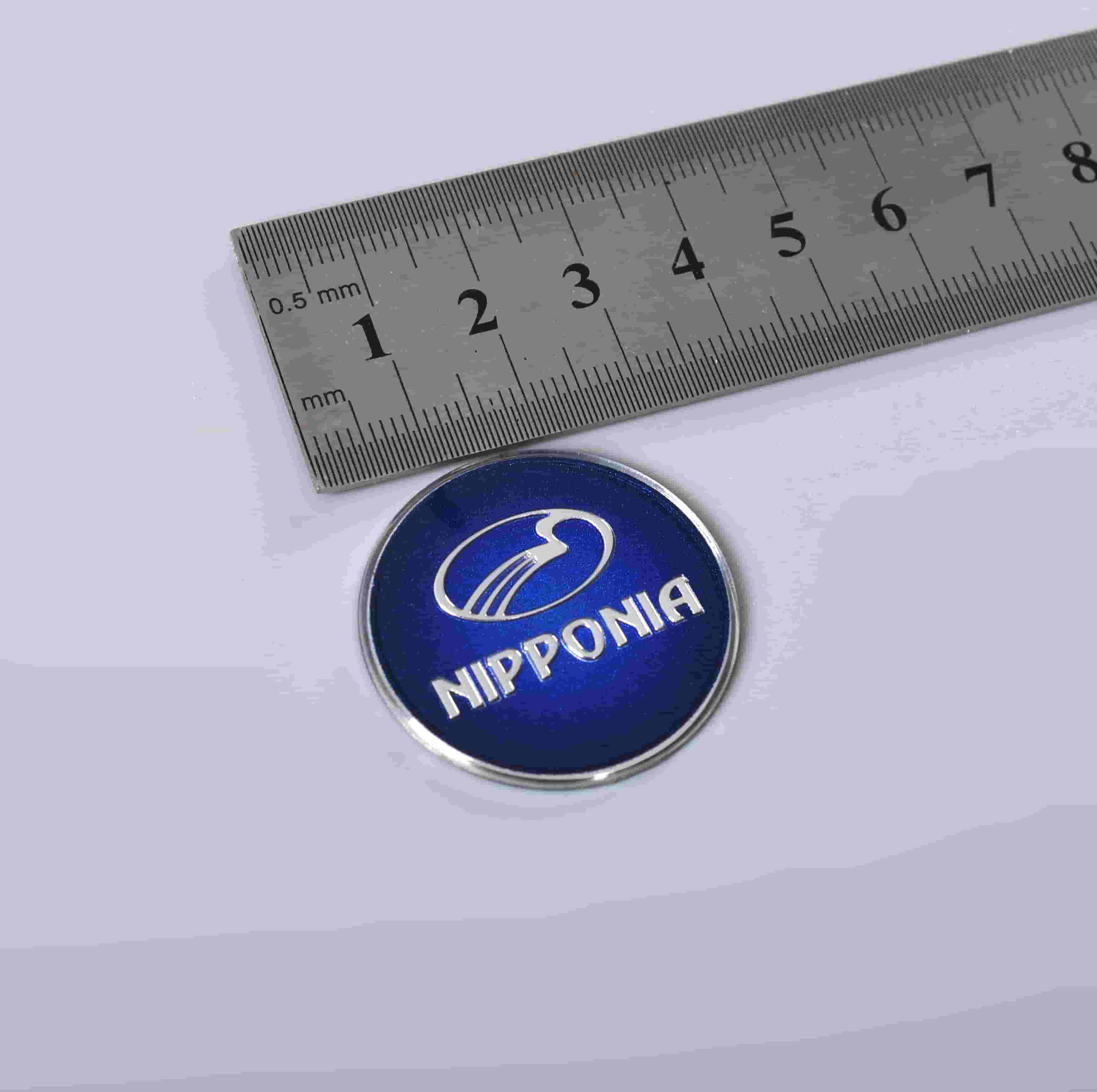 Emblema de plástico 3D com logotipo em relevo