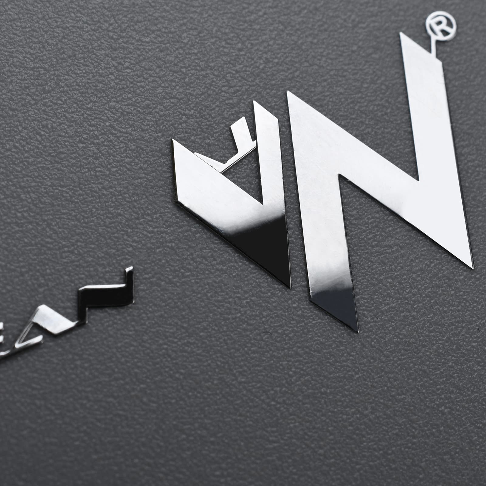 Logotipo adesivo de níquel em relevo