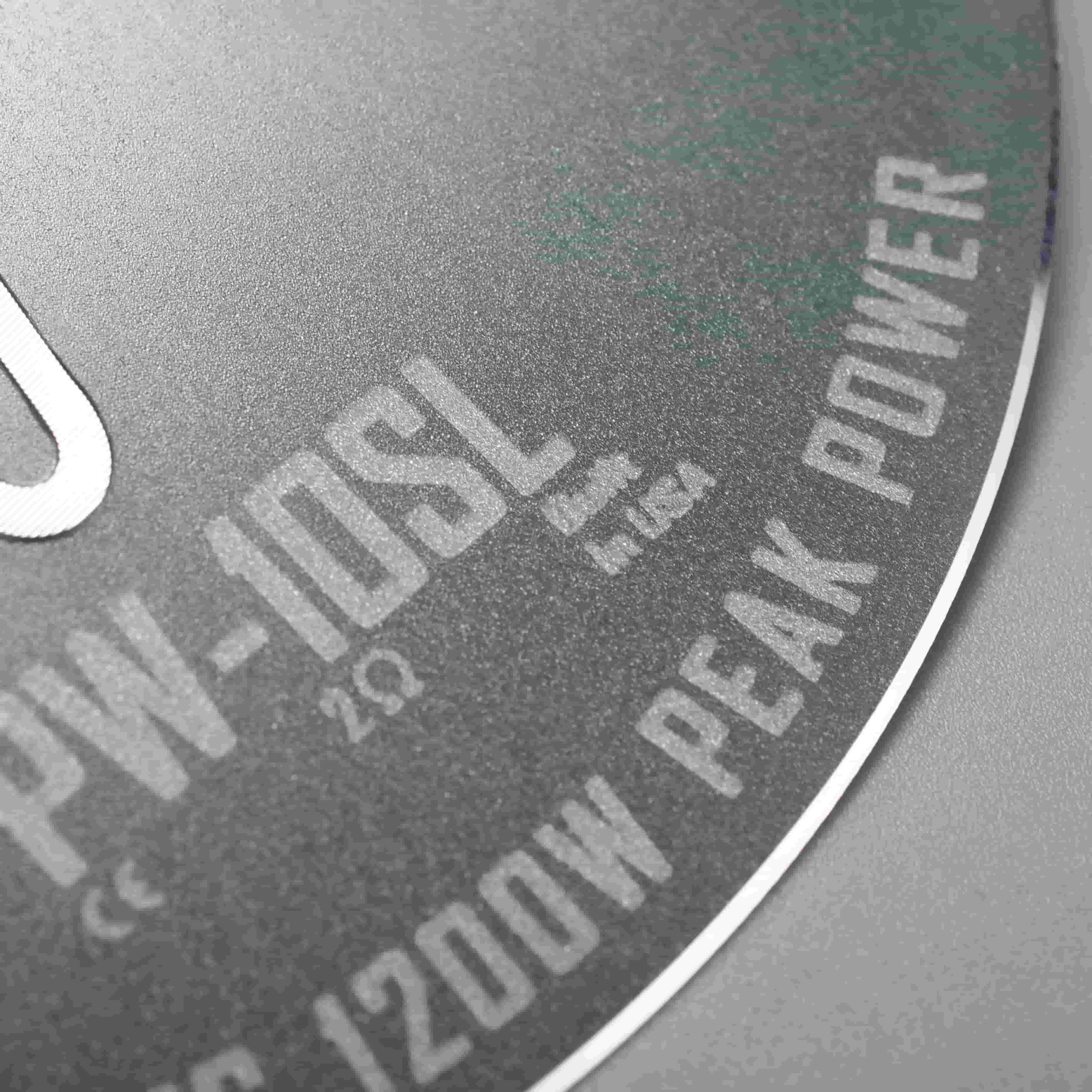 Gravação em relevo de placas de identificação com corte de diamante