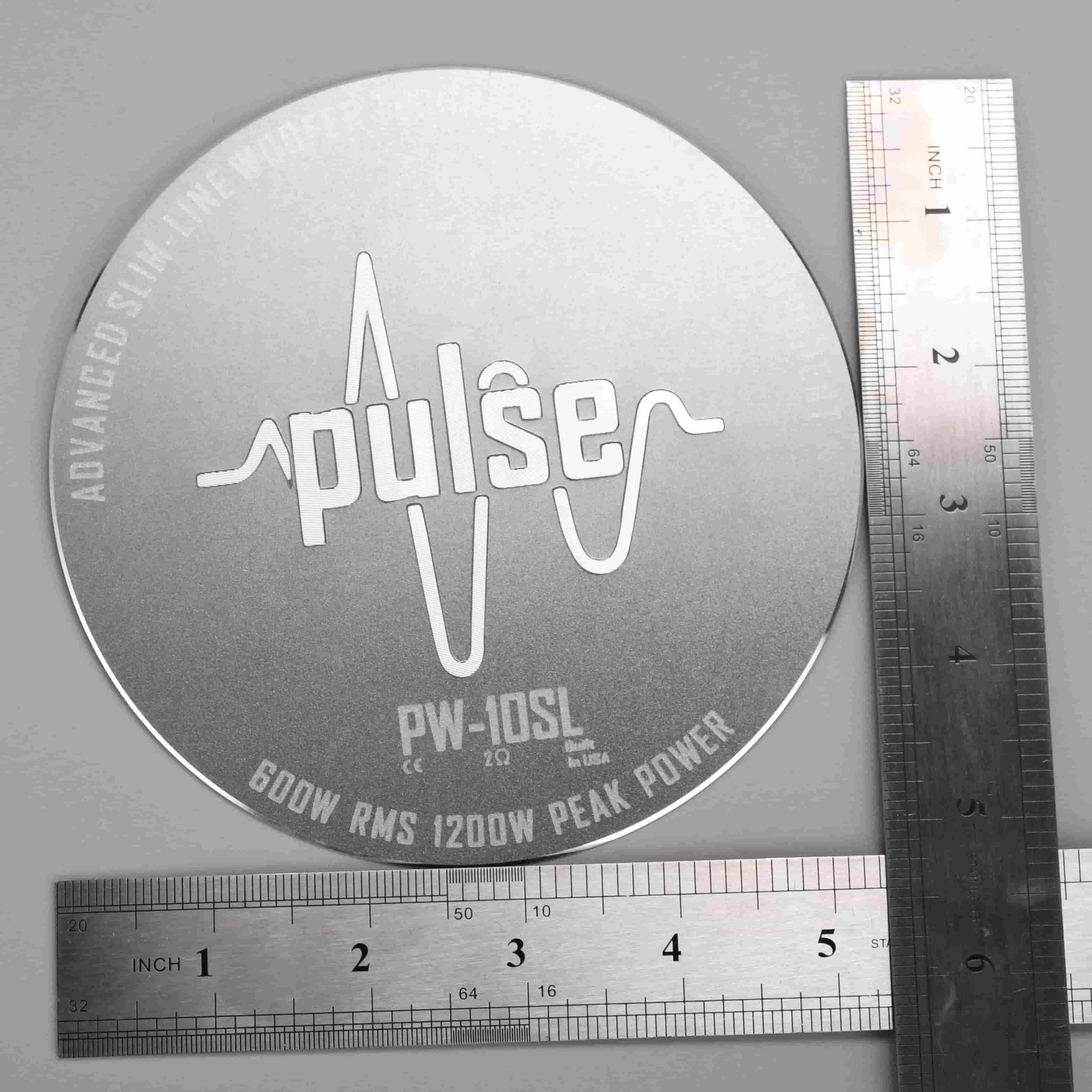 Gravação em relevo de placas de identificação com corte de diamante