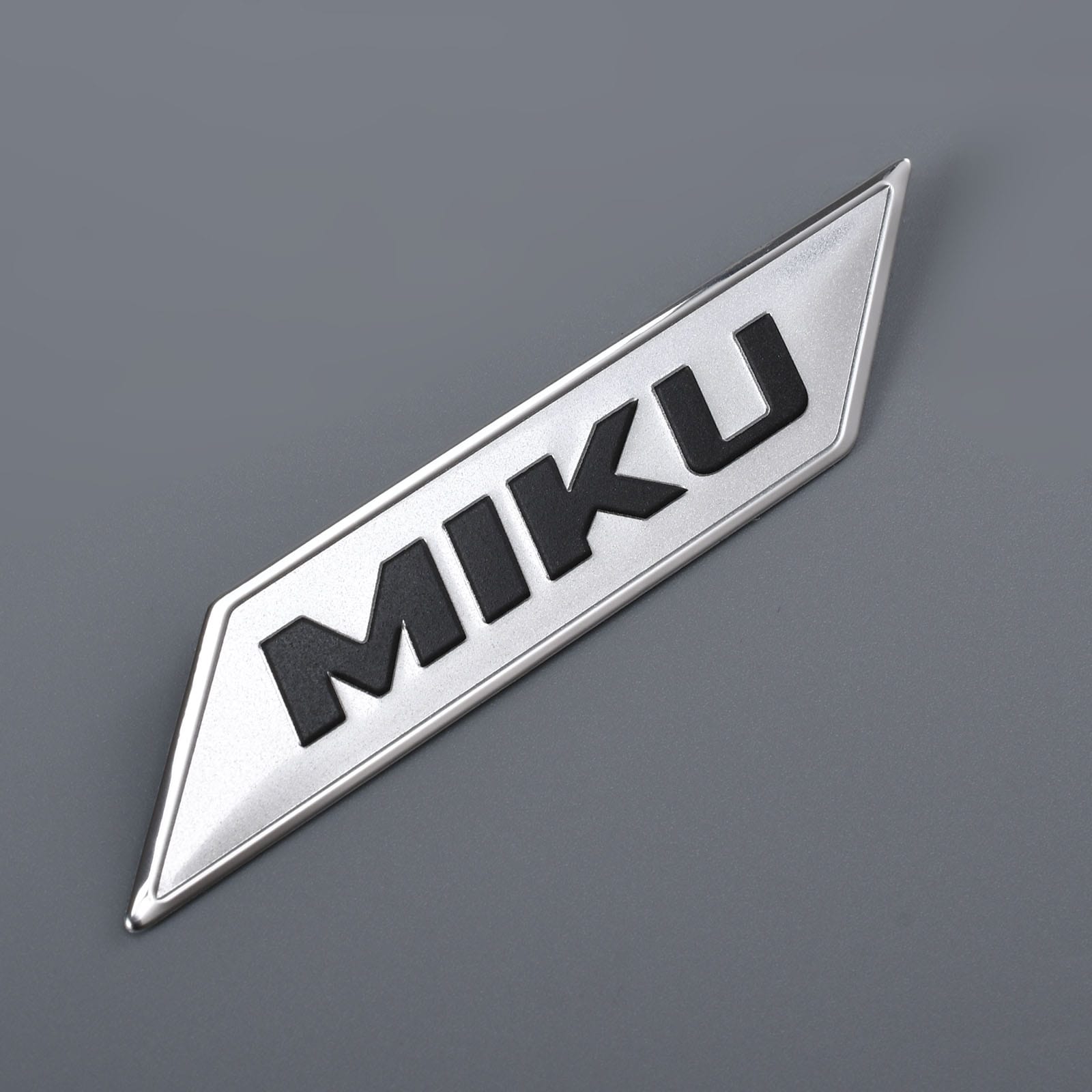 logotipo da marca de metal de alumínio prateado