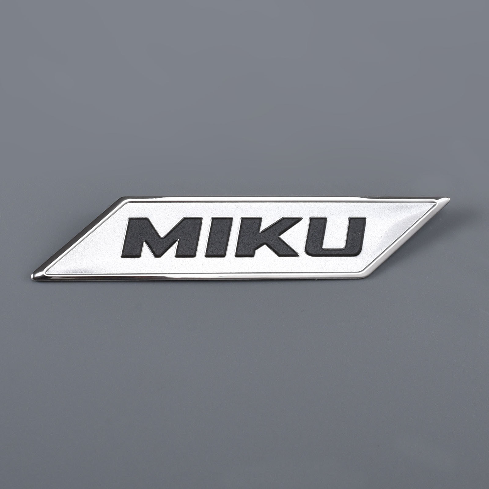 logotipo da marca de metal de alumínio prateado