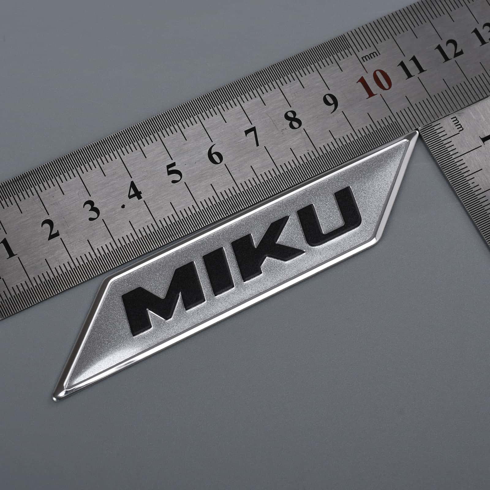logotipo da marca de metal de alumínio prateado