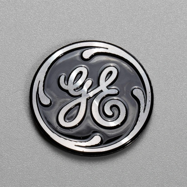 Destaque o logotipo de alumínio