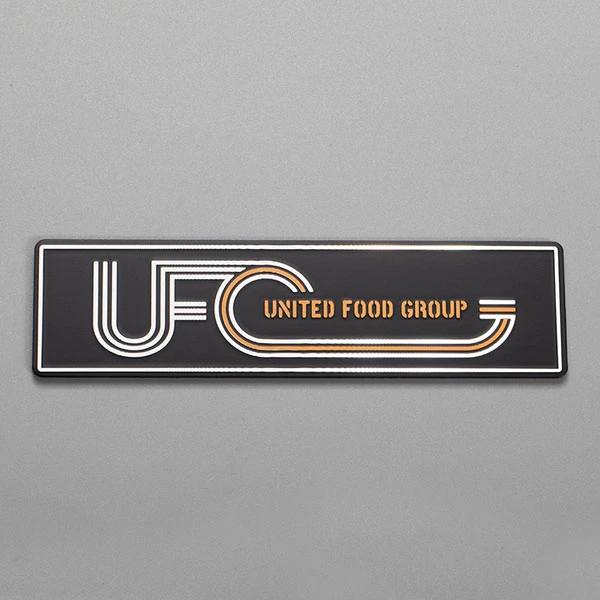 Placa de identificação de metal com logotipo