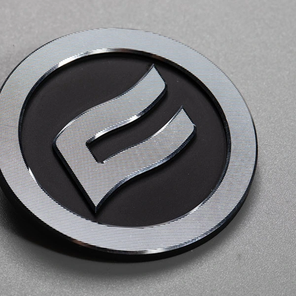 Etiquetas de metal com logotipo
