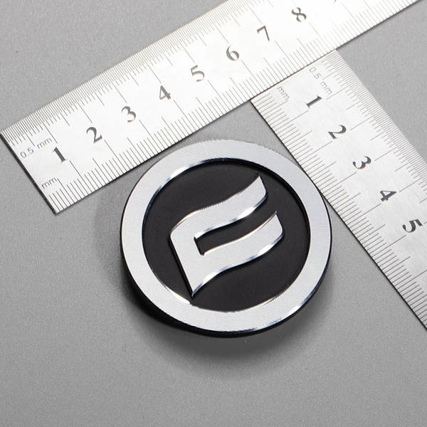 Etiquetas de metal com logotipo