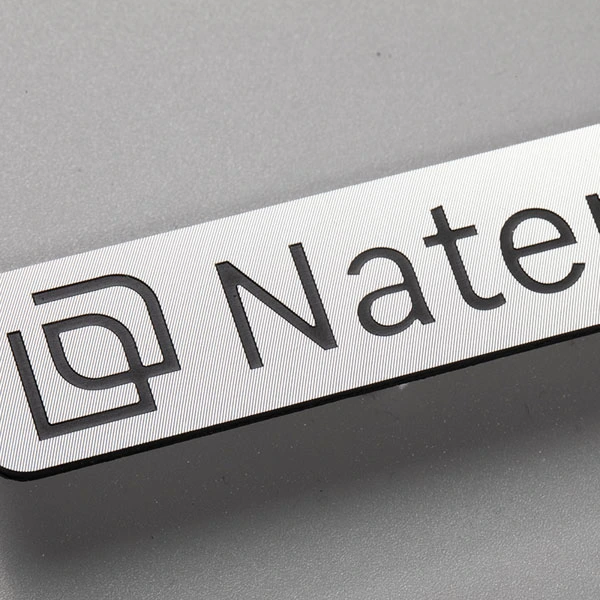 Placa de logotipo de metal