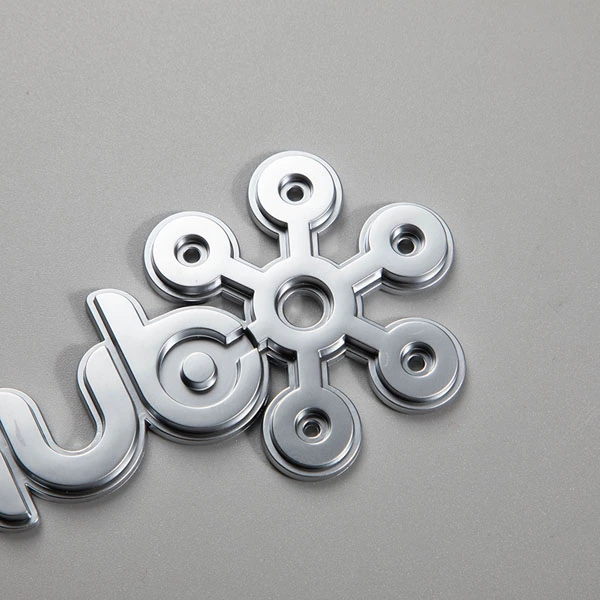 Etiqueta ABS com logotipo cromado