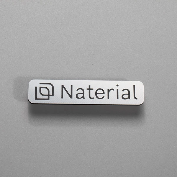 Placa de logotipo de metal