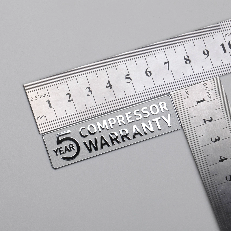 Logotipo cromado da etiqueta de galvanoplastia de metal com fundo de textura