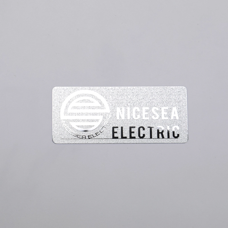 Etiqueta de níquel com logotipo prateado cromado e adesivo 3M