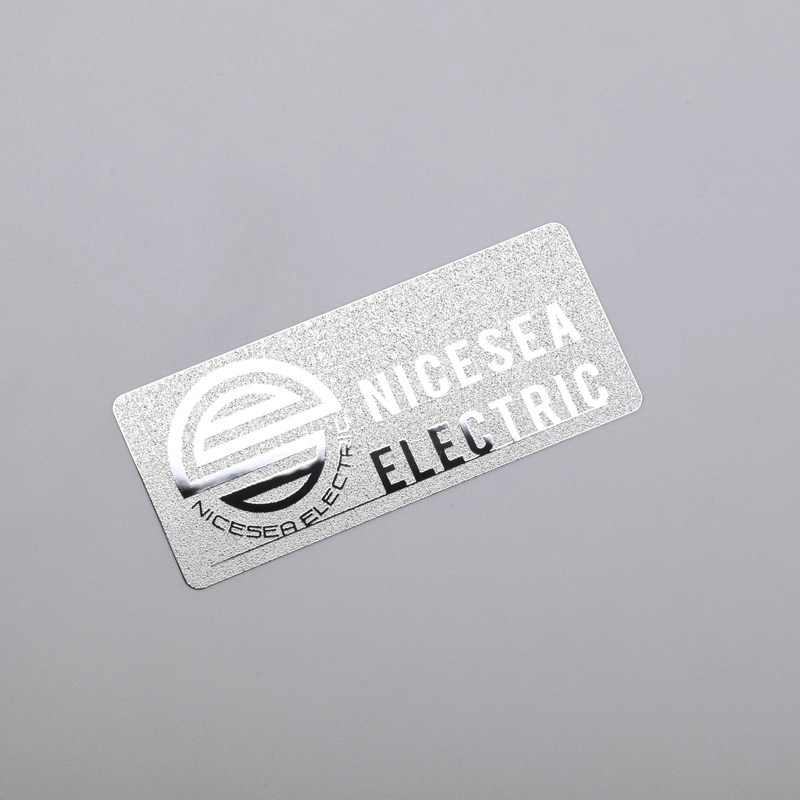 Etiqueta de níquel com logotipo prateado cromado e adesivo 3M