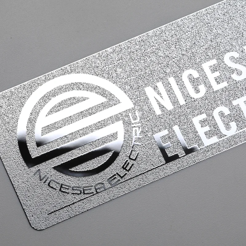 Etiqueta de níquel com logotipo prateado cromado e adesivo 3M