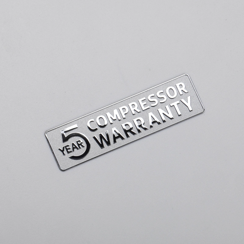 Logotipo cromado da etiqueta de galvanoplastia de metal com fundo de textura